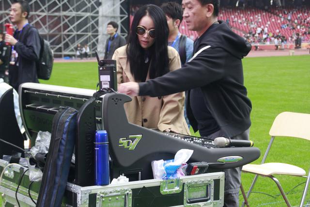 新歌声总决赛:周杰伦连唱带跳 汪峰玩个性改编