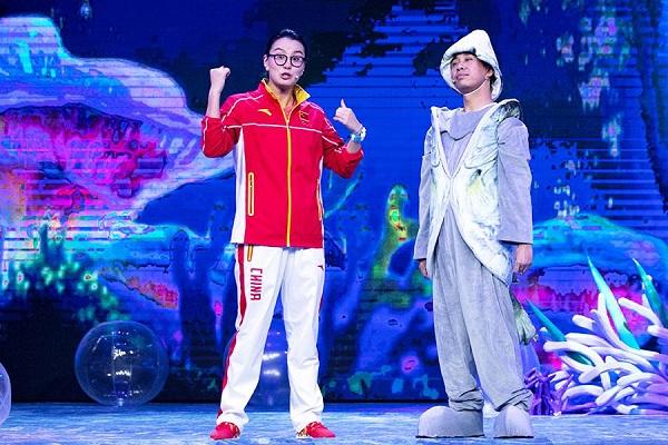 《喜剧王》傅园慧变身游泳教练 教“咸鱼”游泳