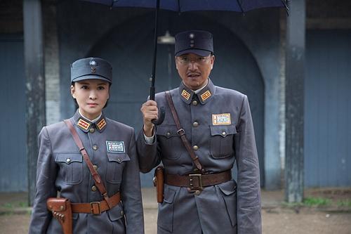 《锻刀》播出正热 郑逸桐变身战地天使亦刚亦柔