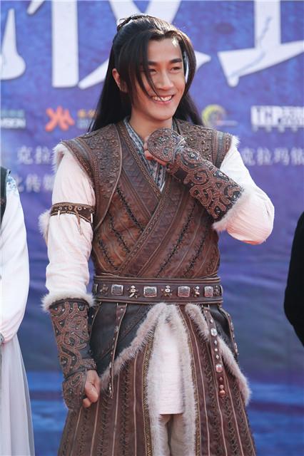 刘恺威《莽荒纪》新疆开机 潇洒皮衣演上古英雄