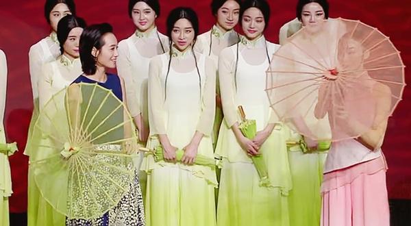 朱丹向陈道明俏皮撒娇 现场学习婀娜舞姿