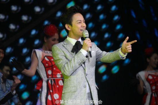 连唱十届何炅成金鹰节最佳歌手 颁奖晚会变活人