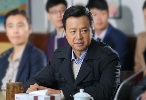 褚栓忠《安居》大秀球技 校园铁三角重聚