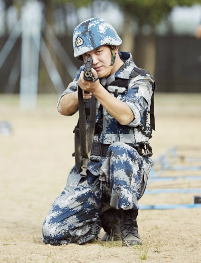 变个“活法”,村长李锐改行当飞行员了