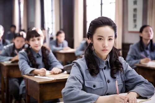 吕一《红旗漫卷西风》发布会 坦言拍戏痛并快乐