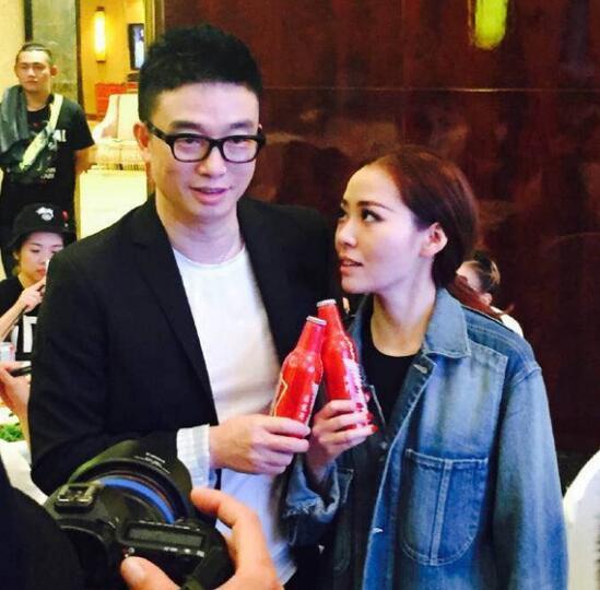 冯轲发文庆张靓颖生日 网友：希望她能真快乐