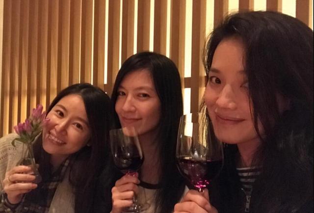 林心如和闺蜜聚会 舒淇林熙蕾喝酒她却看花