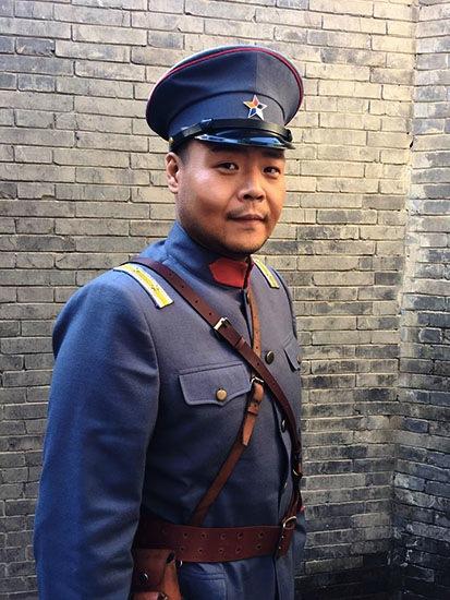 信鹏《娘道》出演副官高棒子 一圆儿时军装梦