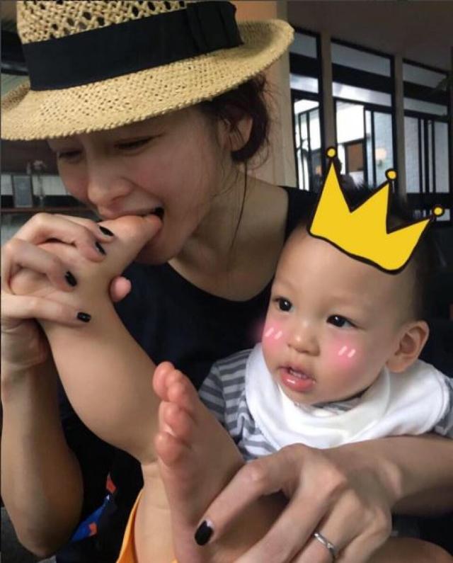 徐若瑄有子万事足 儿子的脚丫都香得能咬一口