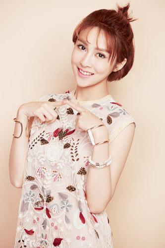 《红旗漫卷西风》将播 范凌子诗朗诵激情昂扬