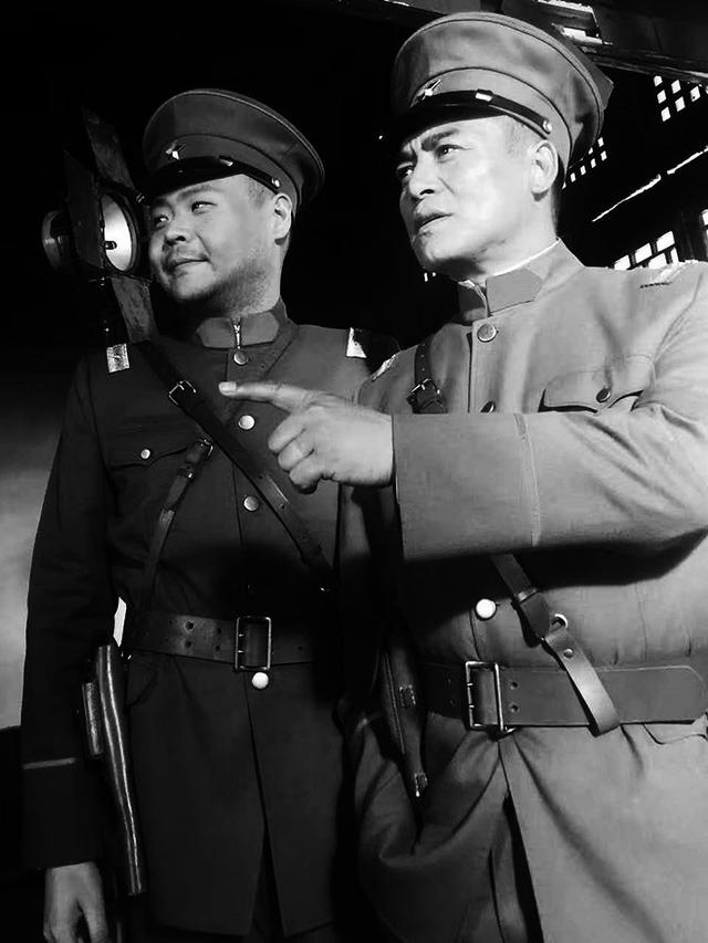 信鹏《娘道》出演副官高棒子 一圆儿时军装梦