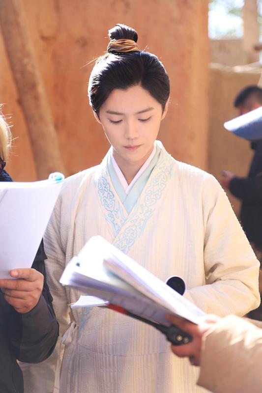 鹿晗《择天记》杀青扎根剧组导演制片人赞敬业