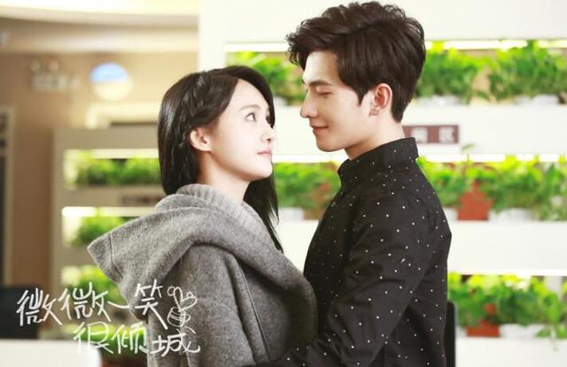 杨洋郑爽情侣装引爆潮流 扮靓秋季看《微微》