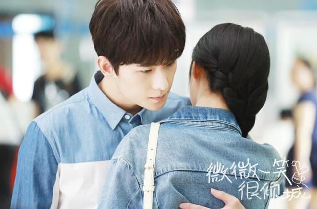 杨洋郑爽情侣装引爆潮流 扮靓秋季看《微微》