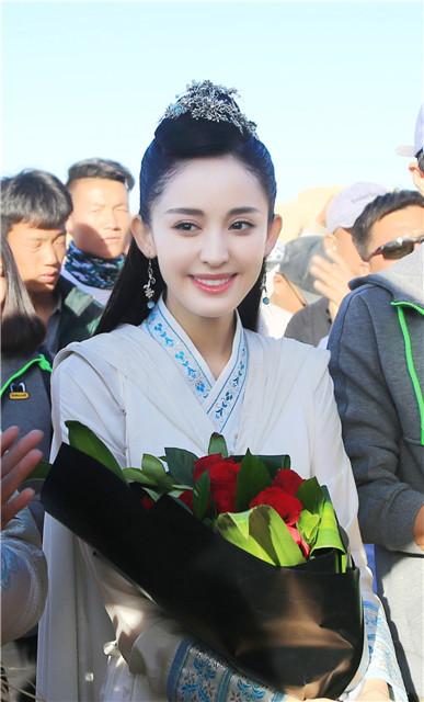 《择天记》杀青 古力娜扎戏里清冷戏外甜