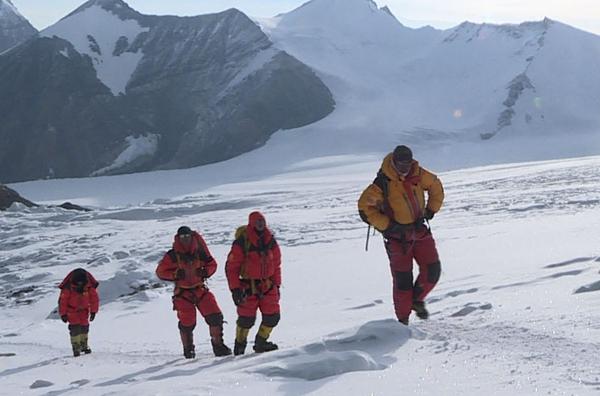《长大成人》摄影师仅剩两人前行 少年全力登顶