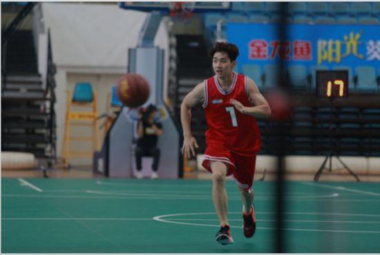 Henry变身球场保护神 以一敌多获教练称赞！