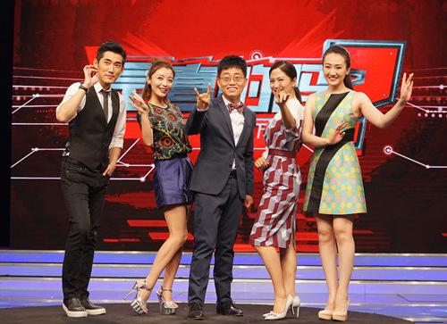 高晓菲录节目展逆天长腿 现场开high齐比兰花指