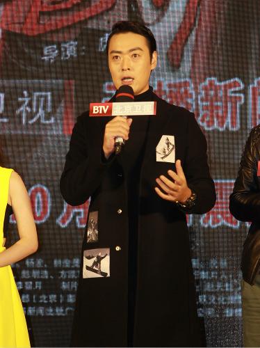 张桐出席发布会 《红色护卫》变浮夸暖男