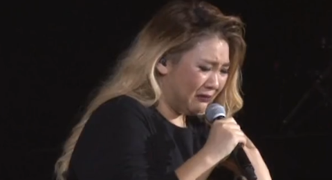 郑欣宜曾跪地挽回前男友 外表坚强的她这次哭了