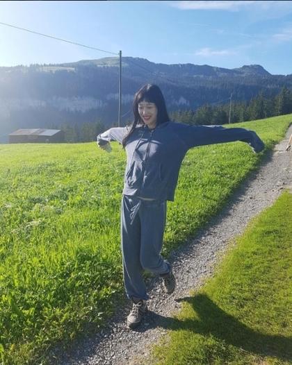 雪莉晒自拍又没穿内衣 一个大写的放飞自我