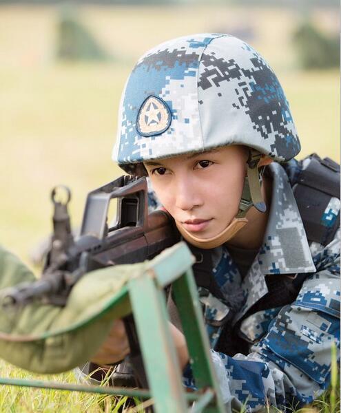 《真男2》张蓝心进部队秒变迷妹 展现可爱一面