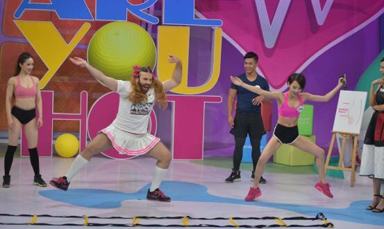 王筱沫登《哎哟!辣么美》 和伊一上演猩猩舞