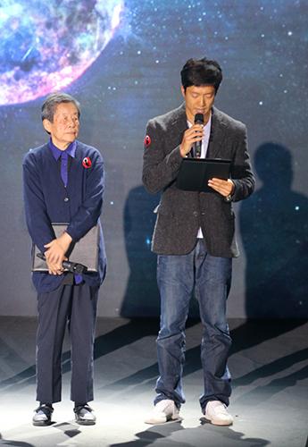 文学面前永远虔诚 凌潇肃自认是个酸文人