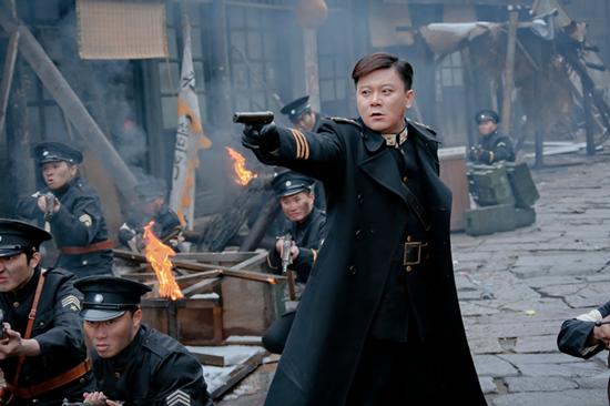 任伟《左眼诡事》制服诱惑 玩的就是与众不同