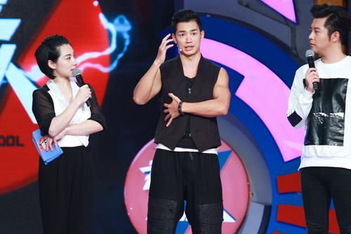 朱晓辉录制《我是超人》 同刘璇热聊碎片健身