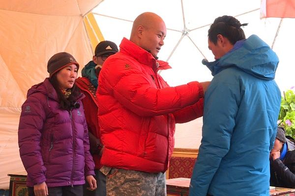 《长大成人》收官 乐嘉主持最高海拔成人礼 