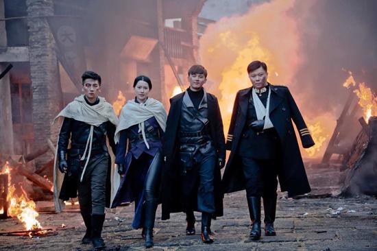 “左眼”任伟搞怪多能 网友：警长气场两米八