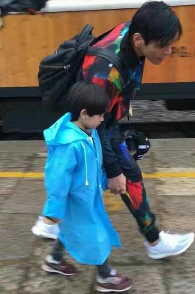 《爸爸4》黄致列下车？向佐牵着素人萌娃李亦航