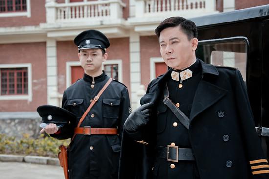 “左眼”任伟搞怪多能 网友：警长气场两米八