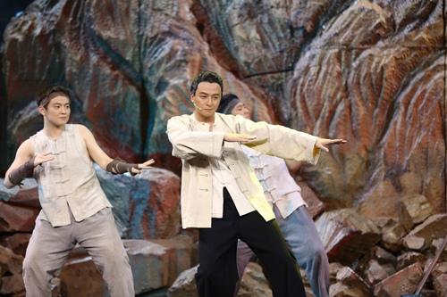 朱雨辰跟小黄飞做了兄妹 为镂空背心代言