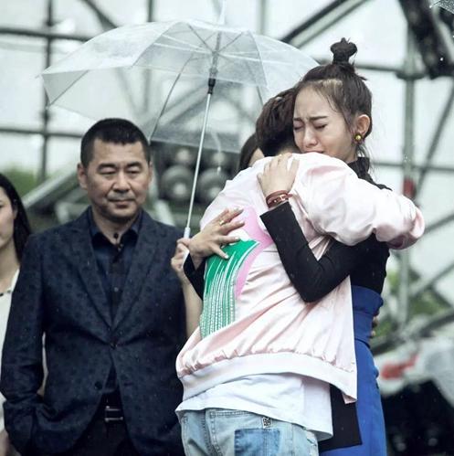 孙耀琦带学生进北大 背影姐剪辑之谜或将解开