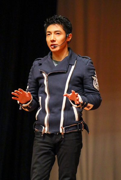 为粉碎网络谣言拼了!撒贝宁亲身示范吞灯泡