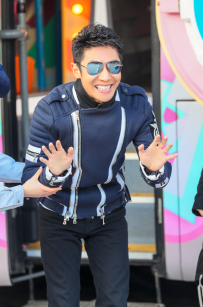 为粉碎网络谣言拼了!撒贝宁亲身示范吞灯泡