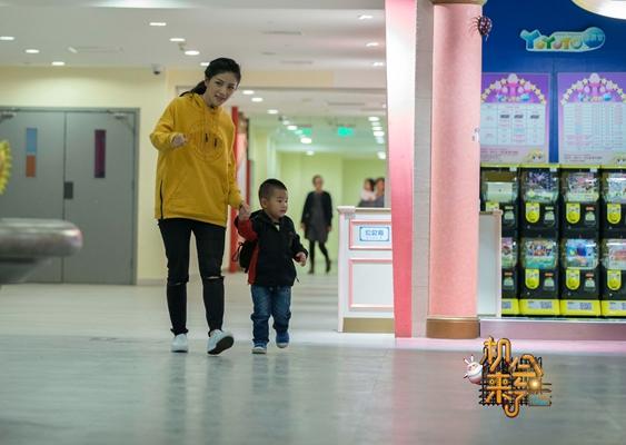 《机会来了》胡可带“熊孩子”探险 小儿子抢镜