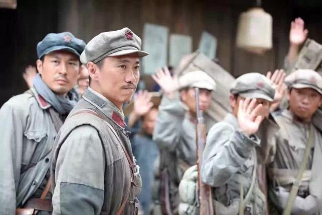 郑昊《绝命》演技获赞 军人形象很接地气儿