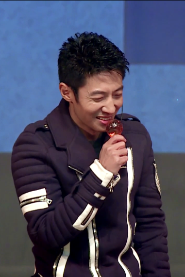 为粉碎网络谣言拼了!撒贝宁亲身示范吞灯泡