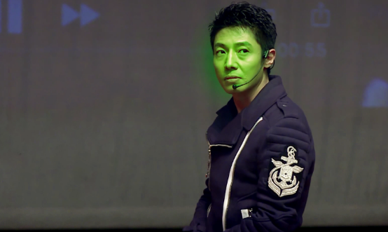 为粉碎网络谣言拼了!撒贝宁亲身示范吞灯泡