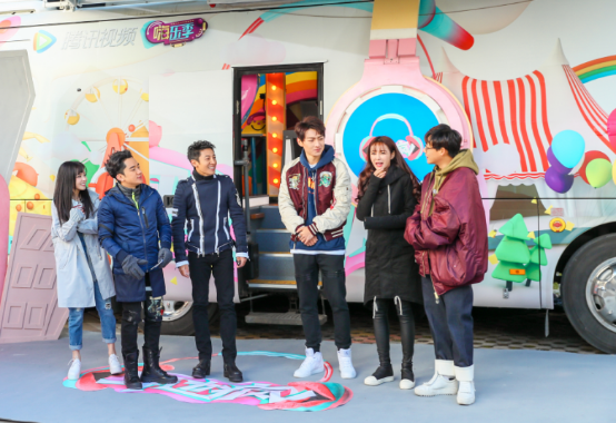 为粉碎网络谣言拼了!撒贝宁亲身示范吞灯泡