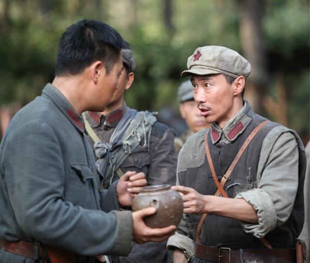 郑昊《绝命》演技获赞 军人形象很接地气儿