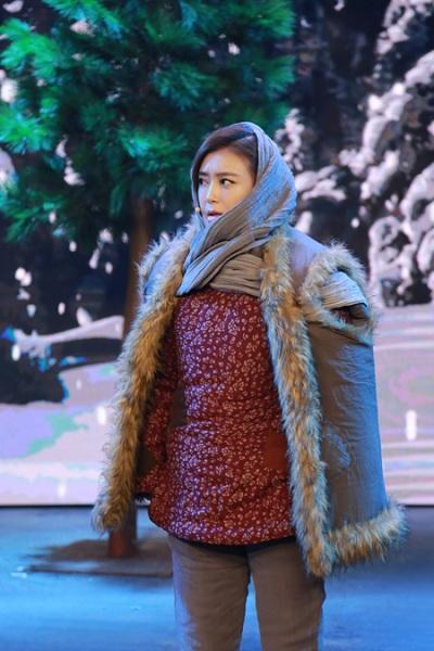 秦岚《跨界喜剧王》变村姑 跪地吃饺子惹人哭