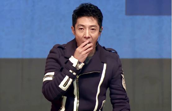 为粉碎网络谣言拼了!撒贝宁亲身示范吞灯泡