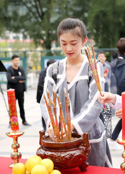 “小鲜花”进行时 荣溪出演《呼啸而过的青春》