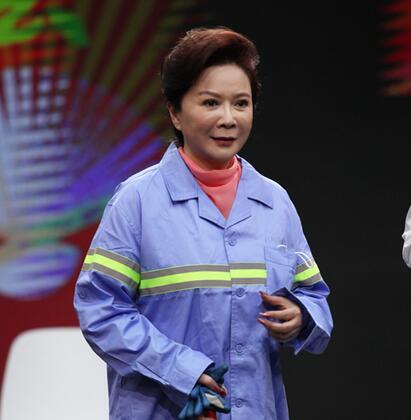 清洁工阿姨蔡明上线 蒋勤勤疑似买包狂魔？