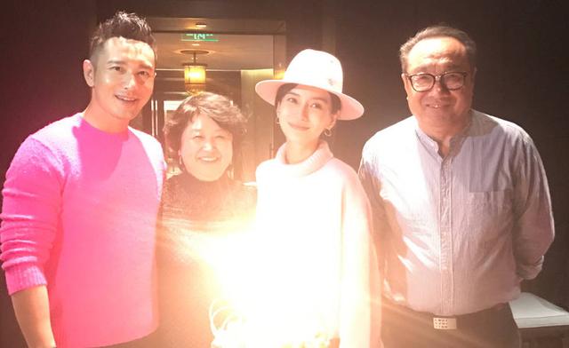 Baby挺孕肚为黄晓明庆生 与公婆合影笑得真甜