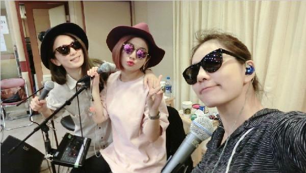 Ella孕后首次登台 S.H.E合体唱出道纪念曲